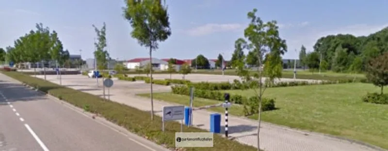 Parken Flughafen Lelystad P1 Parkplatz Videoüberwacht und Beschrankt
